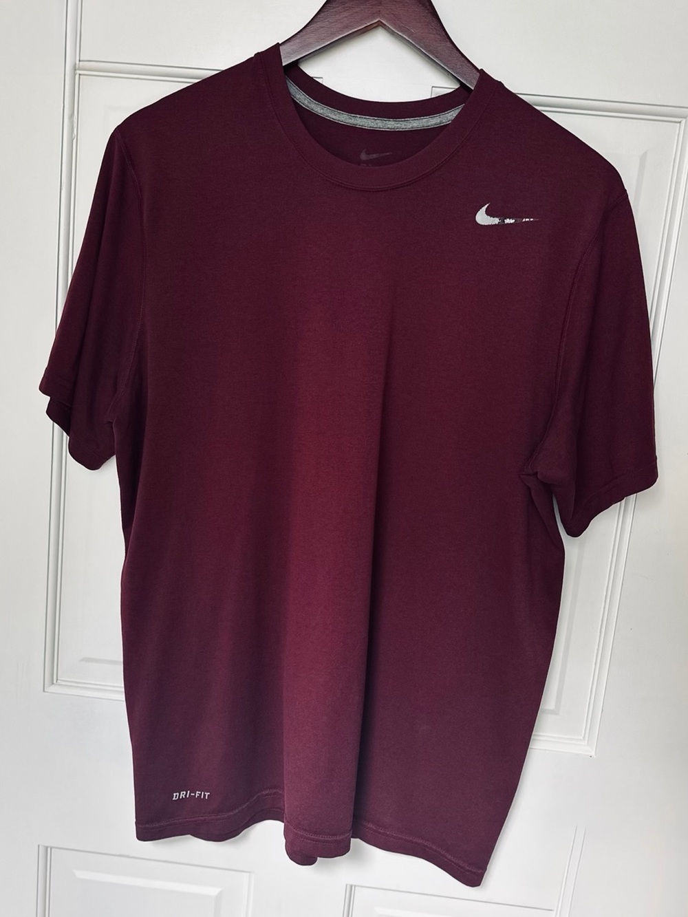 Nike Dri-FIT Men’s Large Burgundy Performance Athletic T-Shirt Short Sleeve